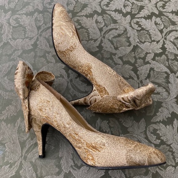 Frederico Leone Gold Heels with Bows✨ - Picture 1 of 7